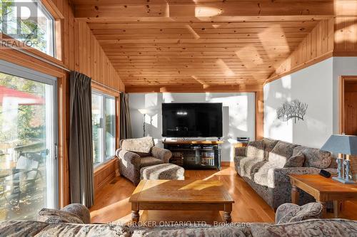 1093 Laidlaw Avenue, Gravenhurst, ON - Indoor Photo Showing Living Room