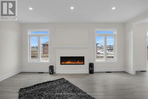 2 Bouw Place, Dutton/Dunwich (Dutton), ON - Indoor Photo Showing Living Room With Fireplace