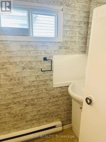 14 St George Street, Chatham-Kent, ON - Indoor Photo Showing Bathroom