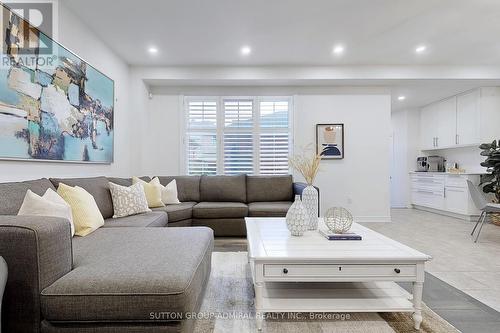 286 Barons Street, Vaughan, ON - Indoor Photo Showing Living Room