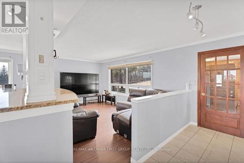 16585 Jane Street, King, ON - Indoor Photo Showing Living Room