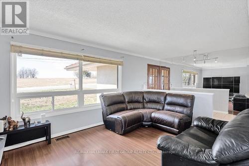 16585 Jane Street, King, ON - Indoor Photo Showing Living Room