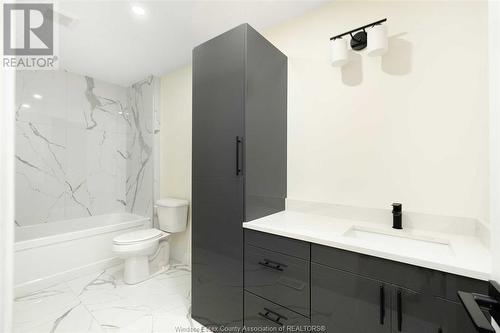 642 Grand Marais Road, Windsor, ON - Indoor Photo Showing Bathroom