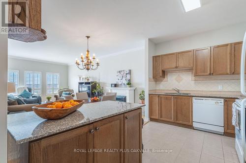 403 - 1499 Nottinghill Gate, Oakville, ON - Indoor Photo Showing Kitchen