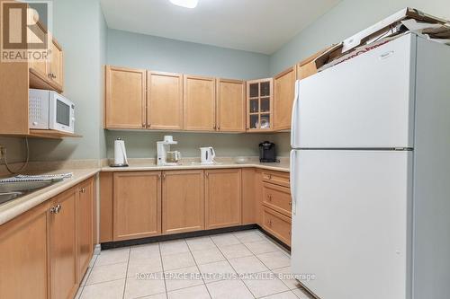 403 - 1499 Nottinghill Gate, Oakville, ON - Indoor Photo Showing Kitchen