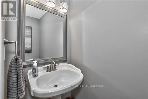 2395 Whitehorn Drive, Burlington, ON - Indoor Photo Showing Bathroom