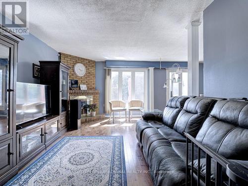 92 Simmons Boulevard, Brampton, ON - Indoor Photo Showing Living Room