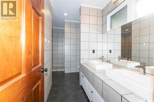 206 Muzyka Road, Saskatoon, SK - Indoor Photo Showing Bathroom