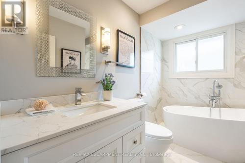 228 Plumtree Drive, Burlington, ON - Indoor Photo Showing Bathroom