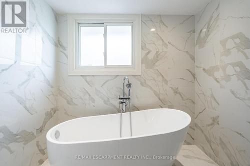 228 Plumtree Drive, Burlington, ON - Indoor Photo Showing Bathroom