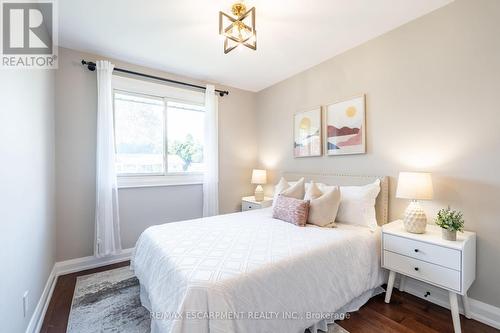 228 Plumtree Drive, Burlington, ON - Indoor Photo Showing Bedroom