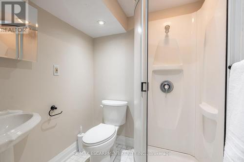 228 Plumtree Drive, Burlington, ON - Indoor Photo Showing Bathroom