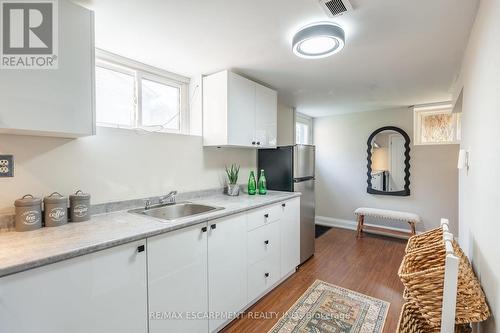 228 Plumtree Drive, Burlington, ON - Indoor Photo Showing Kitchen