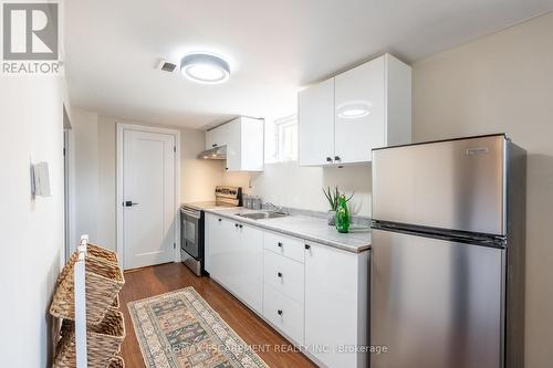 228 Plumtree Drive, Burlington, ON - Indoor Photo Showing Kitchen