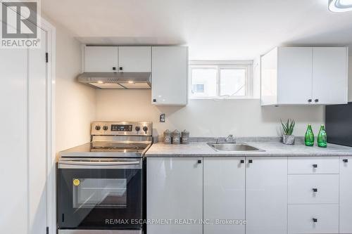 228 Plumtree Drive, Burlington, ON - Indoor Photo Showing Kitchen