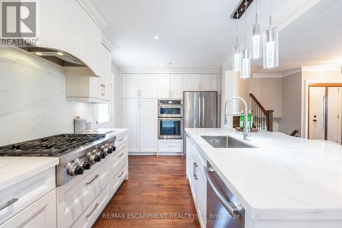 228 Plumtree Drive, Burlington, ON - Indoor Photo Showing Kitchen With Upgraded Kitchen