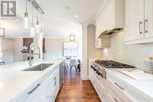 228 Plumtree Drive, Burlington, ON - Indoor Photo Showing Kitchen With Upgraded Kitchen