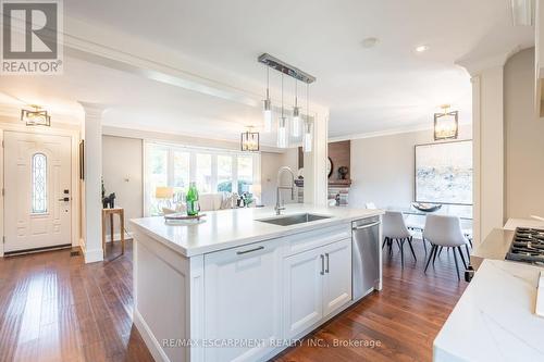 228 Plumtree Drive, Burlington, ON - Indoor Photo Showing Kitchen With Upgraded Kitchen