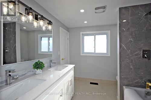 45 Lorne Avenue, Grimsby, ON - Indoor Photo Showing Bathroom