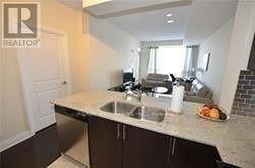 813 - 520 Steeles Avenue W, Vaughan, ON - Indoor Photo Showing Kitchen