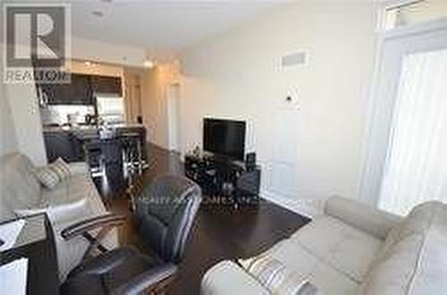 813 - 520 Steeles Avenue W, Vaughan, ON - Indoor Photo Showing Living Room