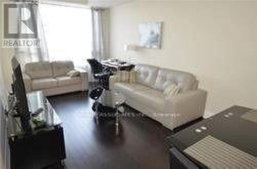 813 - 520 Steeles Avenue W, Vaughan, ON - Indoor Photo Showing Living Room