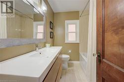 4-piece mainfloor bathroom - 