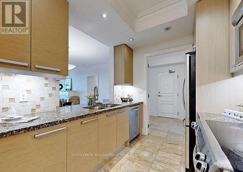 504-C - 662 Sheppard Avenue E, Toronto, ON - Indoor Photo Showing Kitchen With Double Sink