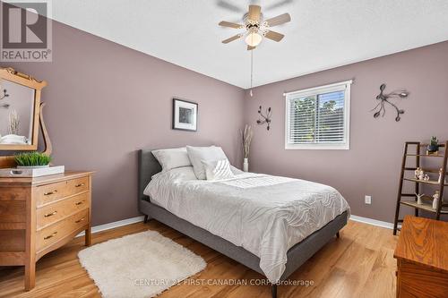 305 Simpson Crescent, London, ON - Indoor Photo Showing Bedroom