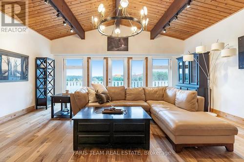 1358 Concession Road 4, Adjala-Tosorontio, ON - Indoor Photo Showing Living Room