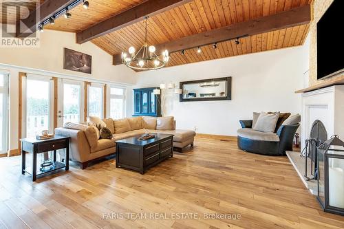 1358 Concession Road 4, Adjala-Tosorontio, ON - Indoor Photo Showing Living Room