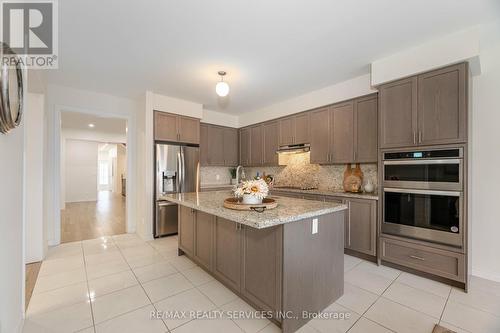 43 Rainbrook Close, Brampton, ON - Indoor Photo Showing Kitchen With Upgraded Kitchen