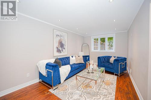 6 Gafney Drive, Mississauga, ON - Indoor Photo Showing Living Room