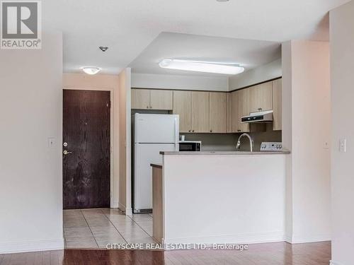 602 - 2565 Erin Centre Boulevard, Mississauga, ON - Indoor Photo Showing Kitchen