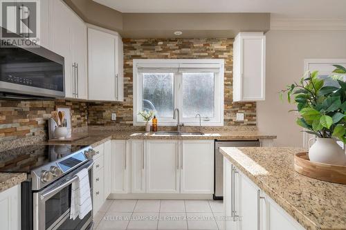 53 North Riverdale Drive, Caledon, ON - Indoor Photo Showing Kitchen With Upgraded Kitchen