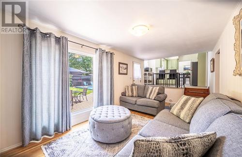 3240 St. Patrick'S Dr, Windsor, ON - Indoor Photo Showing Living Room