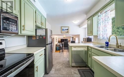 3240 St. Patrick'S Dr, Windsor, ON - Indoor Photo Showing Kitchen With Double Sink