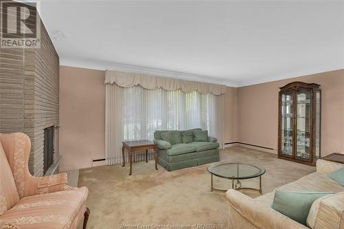 237 Burlington, Tecumseh, ON - Indoor Photo Showing Living Room