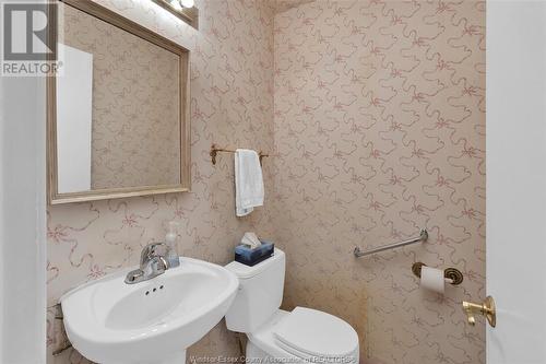 237 Burlington, Tecumseh, ON - Indoor Photo Showing Bathroom