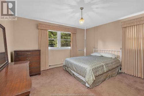 237 Burlington, Tecumseh, ON - Indoor Photo Showing Bedroom