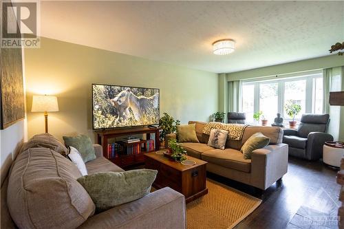 1860 Featherston Drive, Ottawa, ON - Indoor Photo Showing Living Room