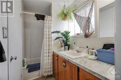 252 Emond Street, Ottawa, ON - Indoor Photo Showing Bathroom