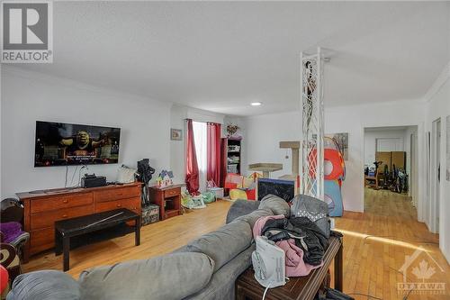 252 Emond Street, Ottawa, ON - Indoor Photo Showing Living Room