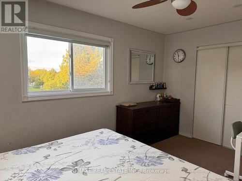 98 Cedarwood Crescent, Brampton, ON - Indoor Photo Showing Bedroom