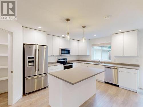 7272 Edgehill Crescent, Powell River, BC - Indoor Photo Showing Kitchen With Double Sink With Upgraded Kitchen