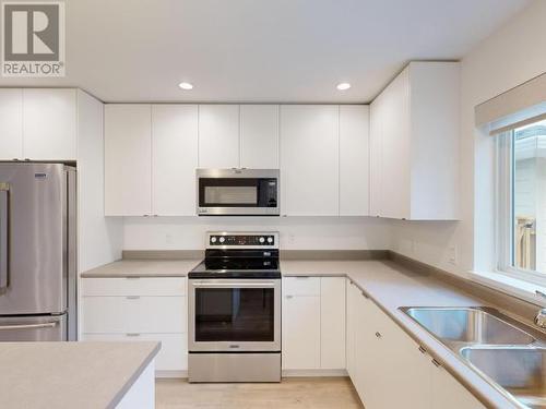 7272 Edgehill Crescent, Powell River, BC - Indoor Photo Showing Kitchen With Double Sink