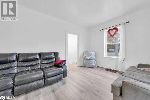 91 Bridge Street W, Belleville, ON - Indoor Photo Showing Living Room