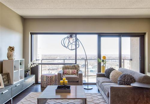 2206 300 Assiniboine Avenue, Winnipeg, MB - Indoor Photo Showing Living Room