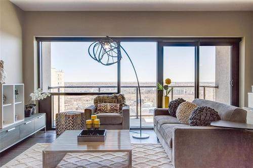 2206 300 Assiniboine Avenue, Winnipeg, MB - Indoor Photo Showing Living Room