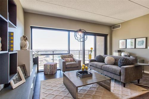 2206 300 Assiniboine Avenue, Winnipeg, MB - Indoor Photo Showing Living Room